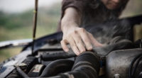 o-homem-tenta-consertar-um-problema-de-motor-de-carro-em-uma-estrada-local